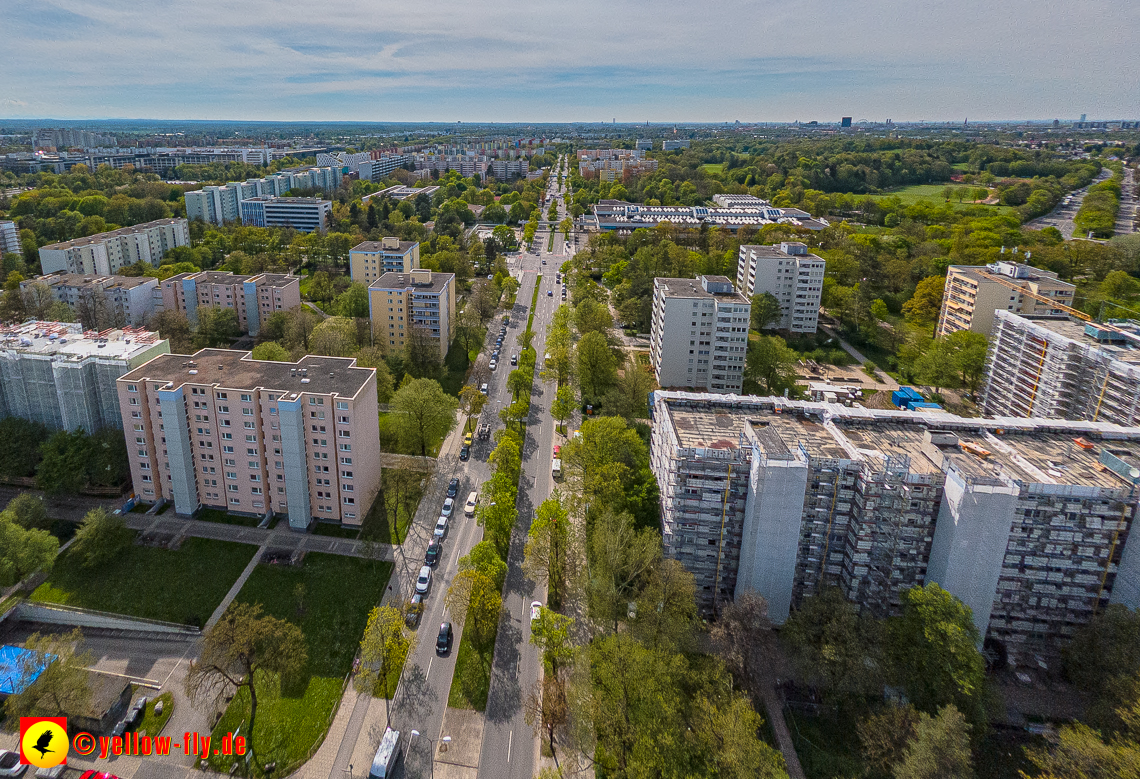 04.05.2023 - Luftbilder von der Fassadensanierung am Karl-Marx-Ring 11-21 in Neuperlach